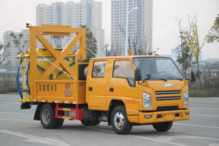 江鈴順達藍牌防撞緩沖車與掃路車 城市道路安全與清潔的雙重保障