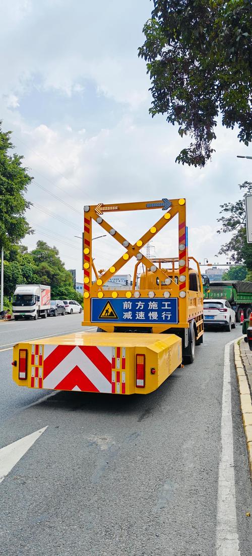 廣東梅州防撞緩沖車出租 為道路施工安全護航的堅實屏障
